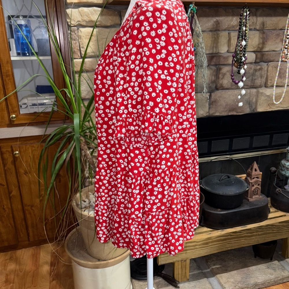 BEACHLUNCHLOUNGE COLLECTION SIZE L RED & WHITE DAISY PATTERNED SHORT SLEEVE TOP - Picture 2 of 3